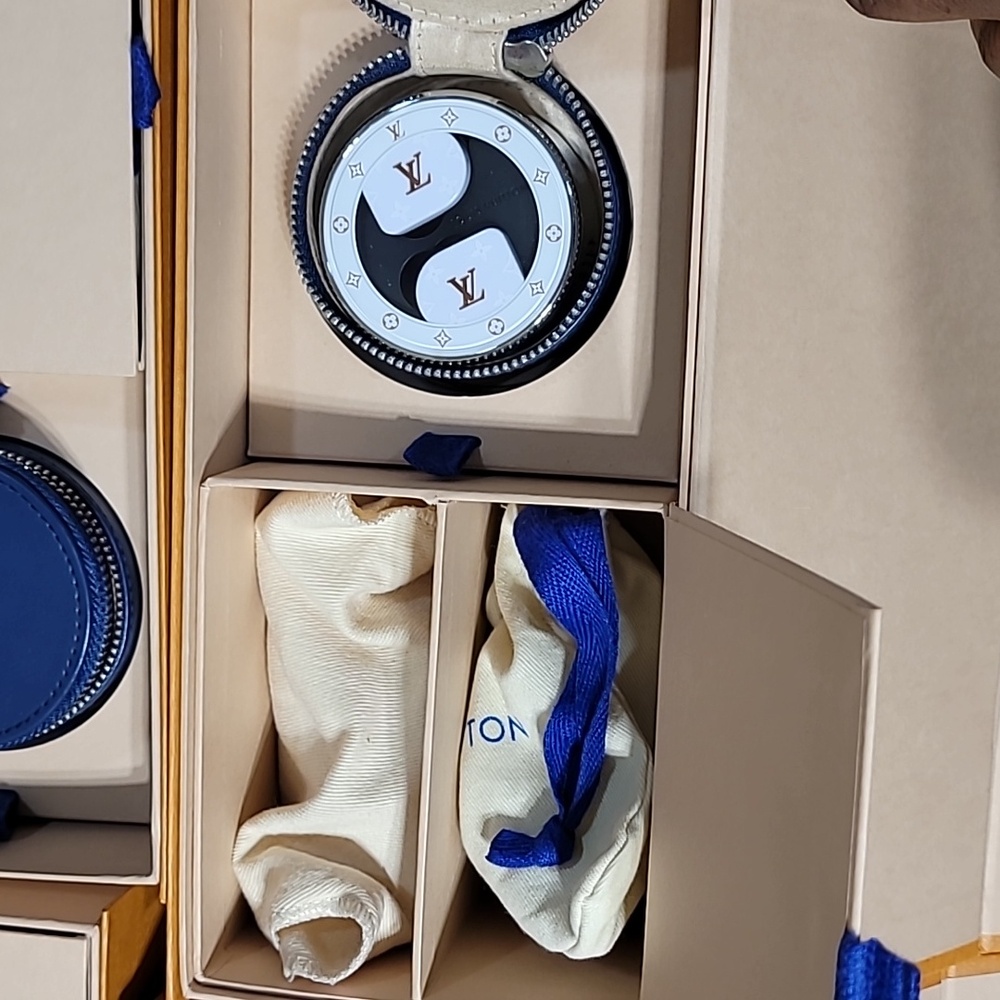 Louis Vuitton Earphones  Monogram Horizon Wireless Bluetooth With Case - Picture 7 of 13